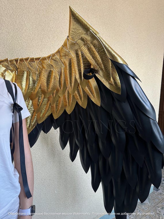 可動式の黒と金の翼、悪魔の翼、堕天使、ルシファーの翼、ダーク