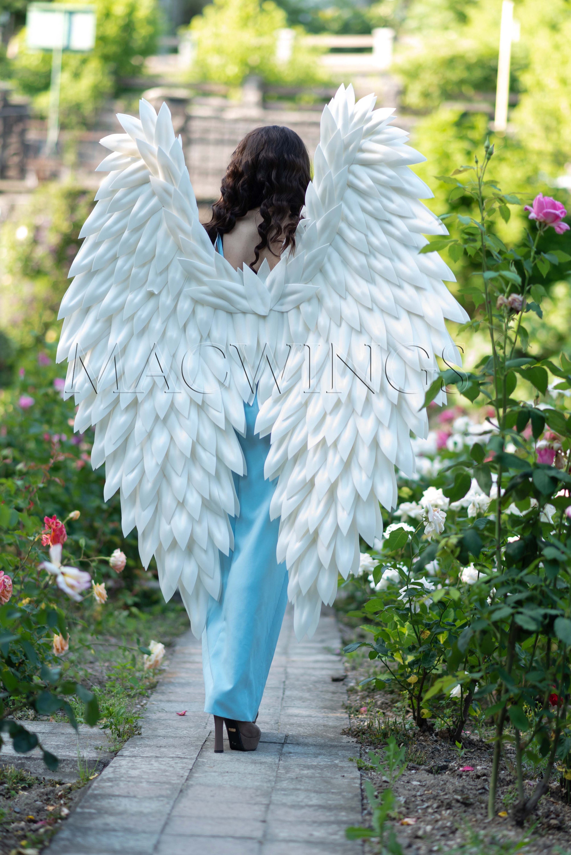 ali d'oro di un angelo cosplay ali reali, costume da angelo di