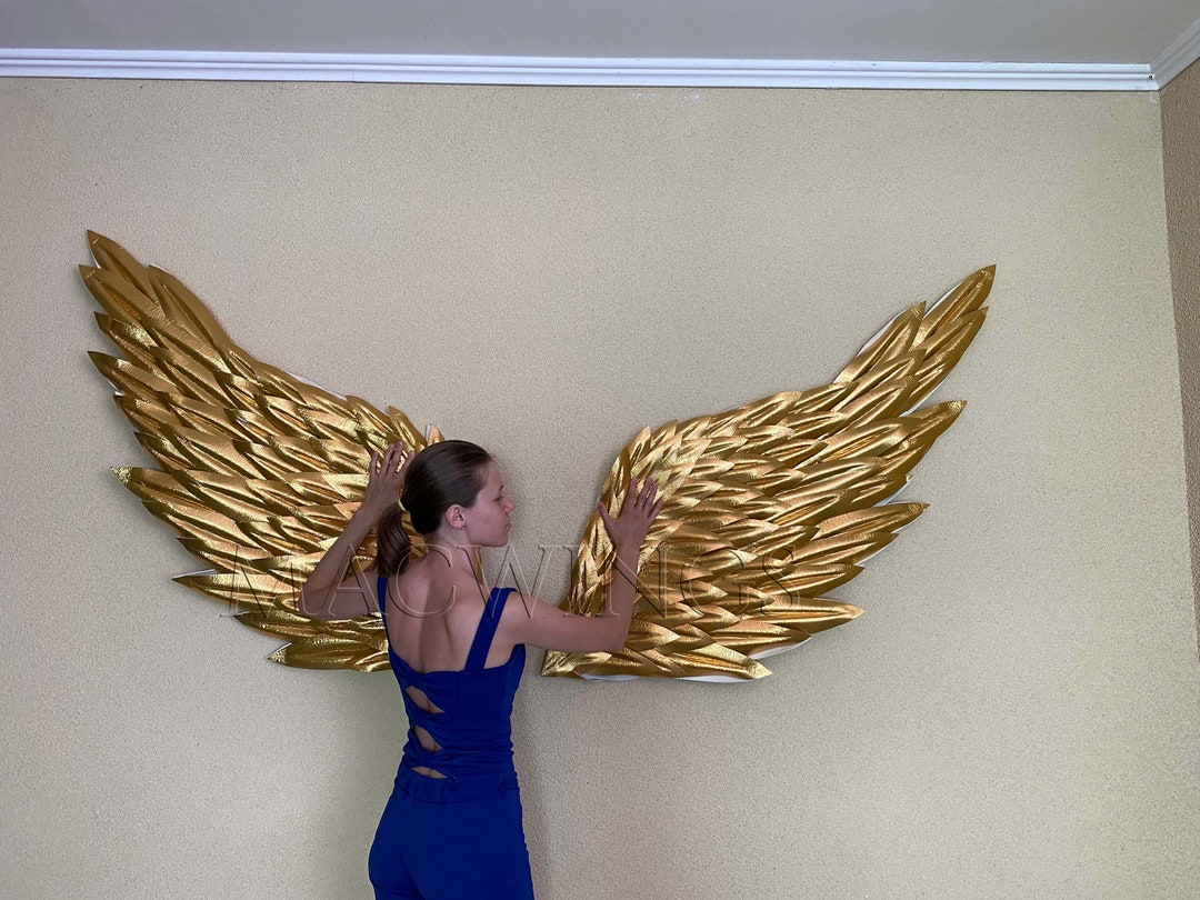 背景用の金色の翼、スタンド用の金色の天使の翼、写真ブースの天使の翼