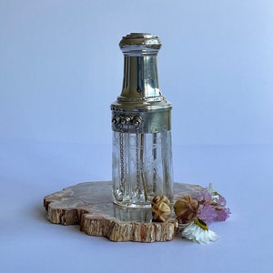 Atomiseur de parfum ancien avec quatre compartiments, argent, poinçon de France et bouteille de parfum en cristal vers 1890