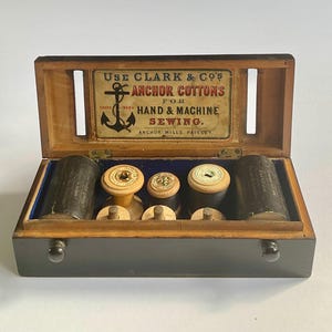 Scatola antica di fili da cucito Clarke & Co Mauchline Ware con doppi filatori divinatori e ricamo a punta di ago fine, circa 1850