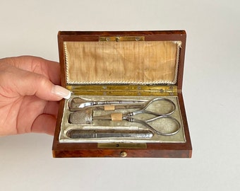 19th Century Sewing Etui/Nécessaire inlaid Mother of Pearl Motif and Original Needlework Tools