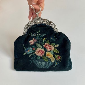 Petit Point Geldbörse aus dem 19.Jahrhundert, Birmingham Sterlingsilber-Rahmen, Needle-Point handgestickte florale Abendhandtasche Circa 1880&#39;s