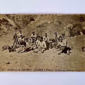 World War 1 Anzac Real Fotografische Postkarte mit dem Titel*Shirt-Inspektion Gallipoli*