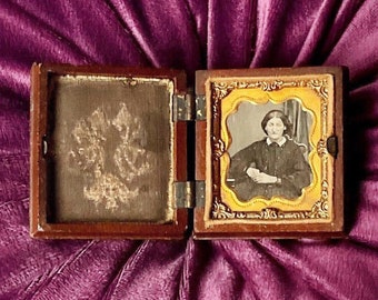 Mitte des 19. Jahrhunderts Daguerreotypie Ambrotypie Sechzehnte Platte Handgetönte Sepia Fotografie einer strengen, aber charmanten alten Dame