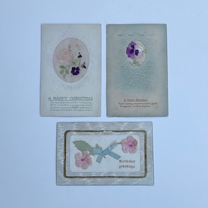 Três lindos cartões postais antigos de seda floral bordados à mão por volta de 1920