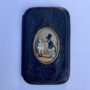 Antiek Victoriaans visitekaartjesdoosje met centraal motief van een heer en rokende baby, circa 1880
