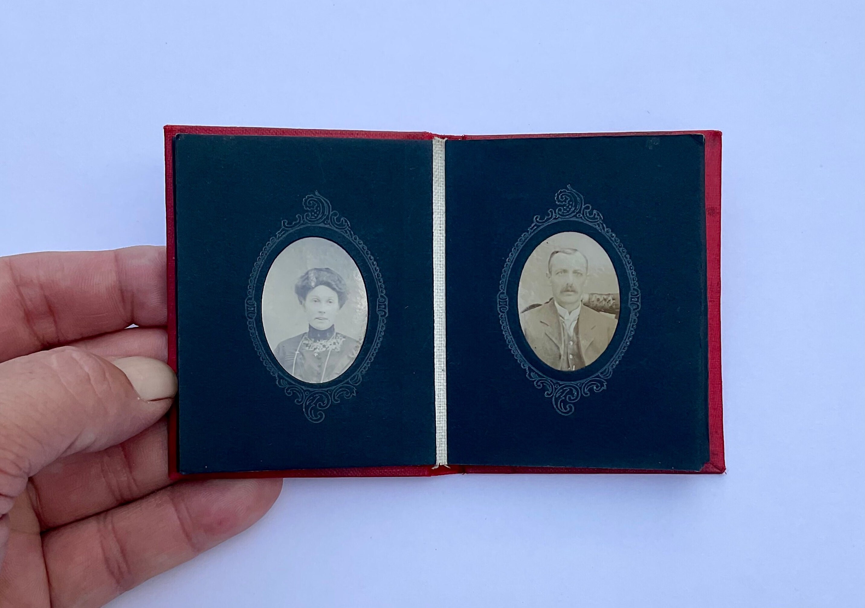 Antikes Miniatur-Fotoalbum mit 14 echten Fotografien Circa 1910