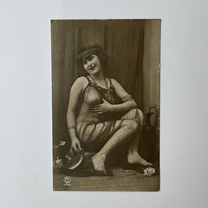Carte postale originale Art Déco Risqué Français une vraie photographie d’une femme Flapper en lingerie de dentelle révélatrice vers les années 1920