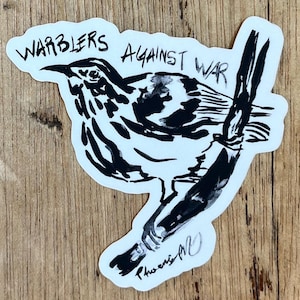 Könnte beinhalten: Weißer Aufkleber mit einer Schwarz-Weiß-Illustration eines Vogels auf einem Ast. Der Text "WARBLERS AGAINST WAR" befindet sich über dem Vogel. Die Signatur des Künstlers befindet sich unten.