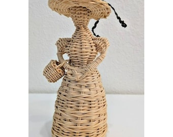 Dama de mimbre tejido con su cesta y sombrero de paja Mimbre natural vintage único