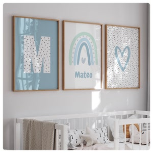 Juego de 3 iniciales personalizadas con lunares y nombre, con estampados de arcoíris y corazones, en azul y rosa. Láminas para habitación infantil.
