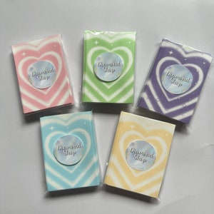 Lovestruck Heart Fundas para tarjetas fotográficas/Protector de tarjetas/Soporte (Pokemon Kpop, BTS, Twice, NCT, Stray Kids, Blackpink) ¡Para álbumes + Carpetas!