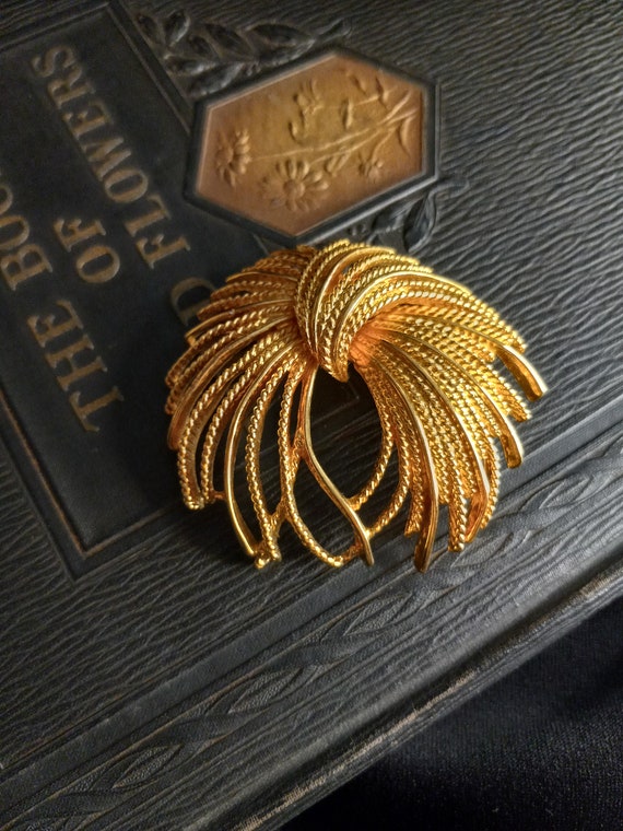 Vintage Monet Brooch Large Gold-Tone Used Classy … - image 1