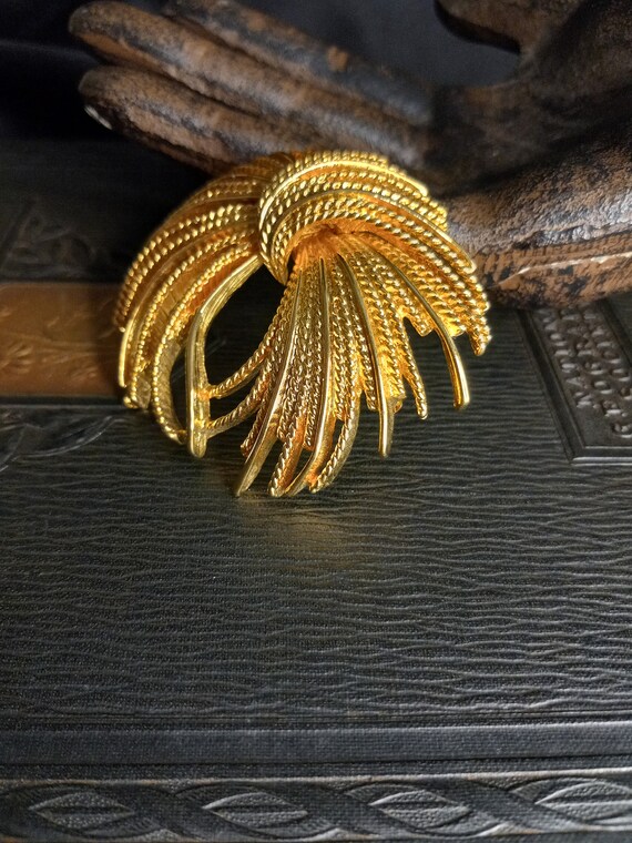 Vintage Monet Brooch Large Gold-Tone Used Classy … - image 2