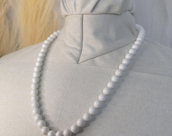 Vintage White Bead Necklace Medium Lenth Chunky Beads Gold-Tone Clasp Jewelry