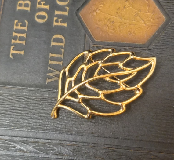 Vintage Trifari Brooch Gold-Tone Metal Leaf Pin C… - image 1