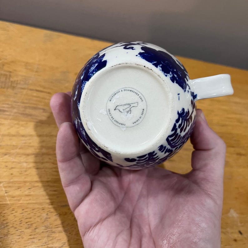 Taza de café estilo boho con monograma inicial V de Anthropologie, azul y blanco, con estampado floral paisley. imagen 4