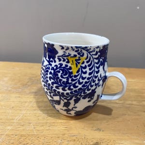 Taza de café estilo boho con monograma inicial V de Anthropologie, azul y blanco, con estampado floral paisley. imagen 1