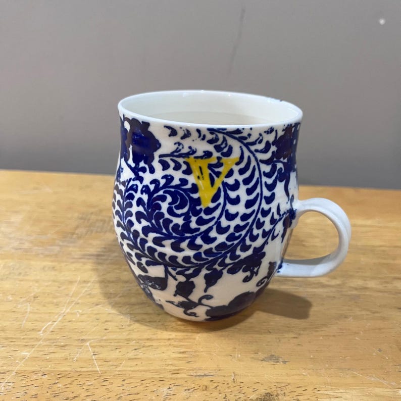 Taza de café estilo boho con monograma inicial V de Anthropologie, azul y blanco, con estampado floral paisley. imagen 1