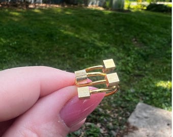 Anillo envolvente español de tono dorado con extremos de cubo geométrico, nuevo con etiquetas, talla 7.