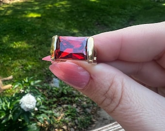 Anillo de cóctel de cristal talla esmeralda naranja intenso en tono dorado. Anillo llamativo en tono dorado, talla 8.