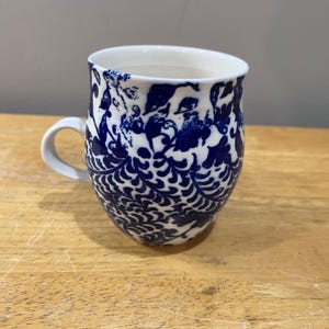 Taza de café estilo boho con monograma inicial V de Anthropologie, azul y blanco, con estampado floral paisley. imagen 2