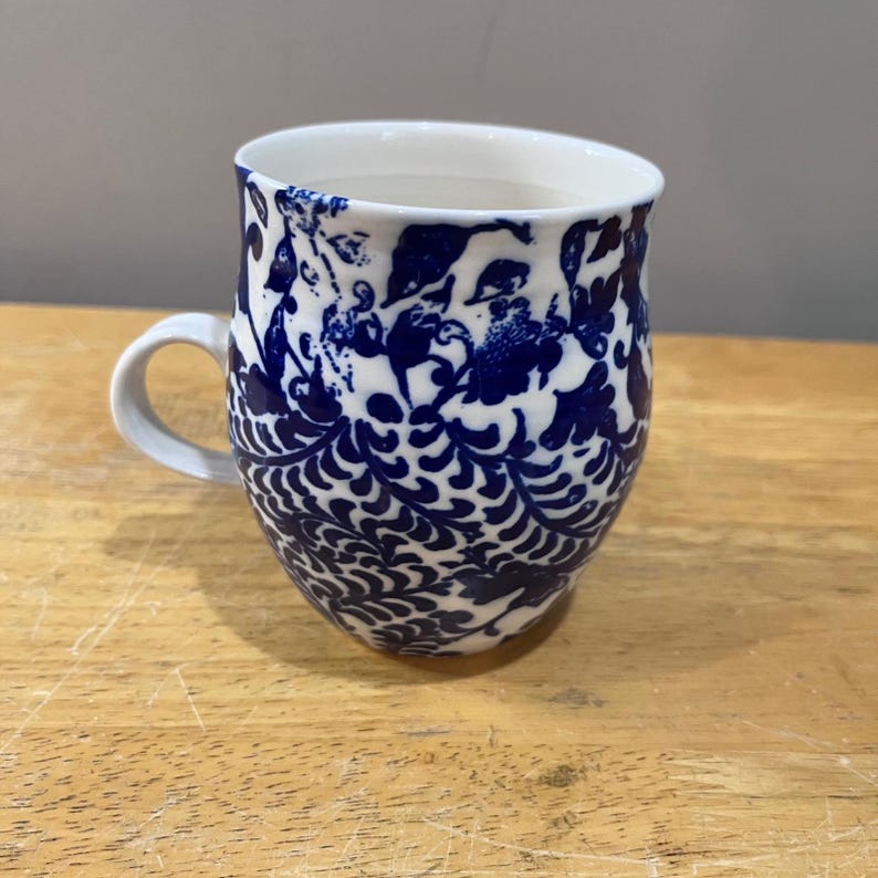 Taza de café estilo boho con monograma inicial V de Anthropologie, azul y blanco, con estampado floral paisley. imagen 2