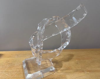 Escultura abstracta de nudo de acrílico Lucite firmada, estilo modernista, 14.5 pulgadas.