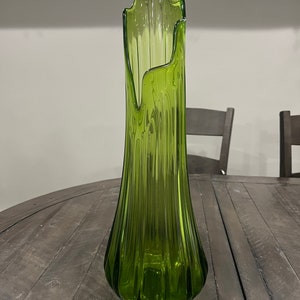 L.E. Smith 19 3/4” Green MCM Ribbed Column Swung Glass Vase Fat Bottom
