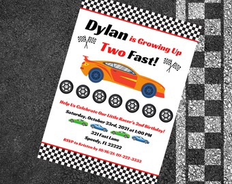 Könnte beinhalten: Eine weiße Geburtstagseinladung mit einem roten, orangefarbenen und gelben Rennwagen. Die Einladung lautet "Dylan is Growing Up Two Fast!" und enthält Details für eine Geburtstagsfeier am 23. Oktober 2021 um 13:00 Uhr.
