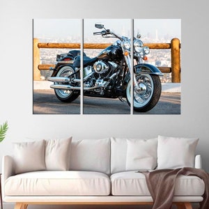 Puede incluir: Una motocicleta negra y cromada con un horizonte urbano de fondo. La motocicleta está aparcada en una barandilla de madera con vistas a la ciudad.