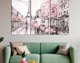 Puede incluir: Una impresión en lienzo de tres paneles que representa una escena romántica en París. La Torre Eiffel está en el fondo, con una pareja caminando de la mano en primer plano. La pintura está hecha en un estilo blanco y negro con acentos rosados.