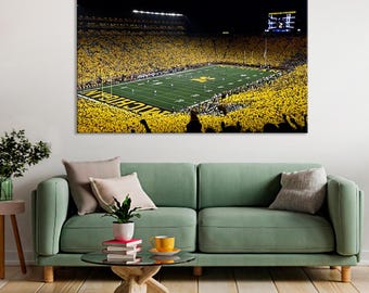 Arte de fútbol americano en el Big House de Michigan, foto nocturna del estadio con público, impresión de un partido en casa de la Universidad de Michigan, regalo para aficionados al deporte