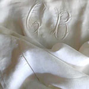 Monogramm Tafeln - Vintage reines Leinen handbesticktes Blatt Top - off-cut mit Monogramm GB und Leiterstich gezeichnete Fäden.