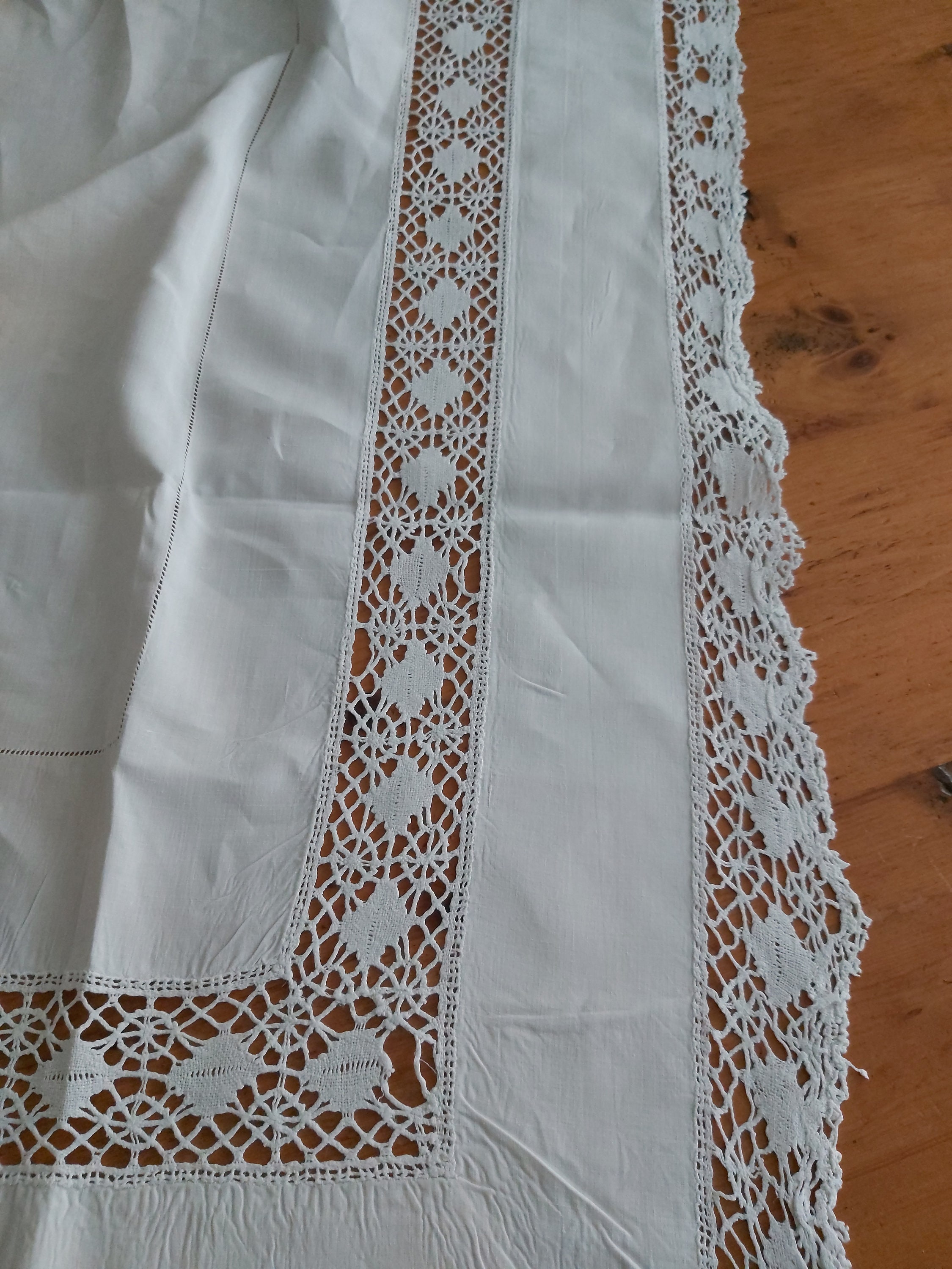 アンティークの刺繍モノグラムパネル、7メートルのレース、最高級の