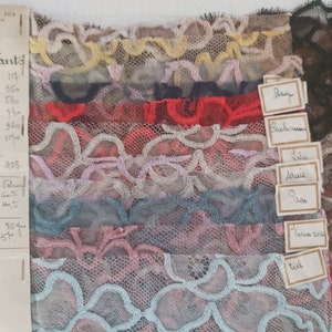 Tejido de encaje francés vintage. Alta costura: muestras de encaje de varios tamaños en su estuche de cartón original. Apliques/patchwork/collage