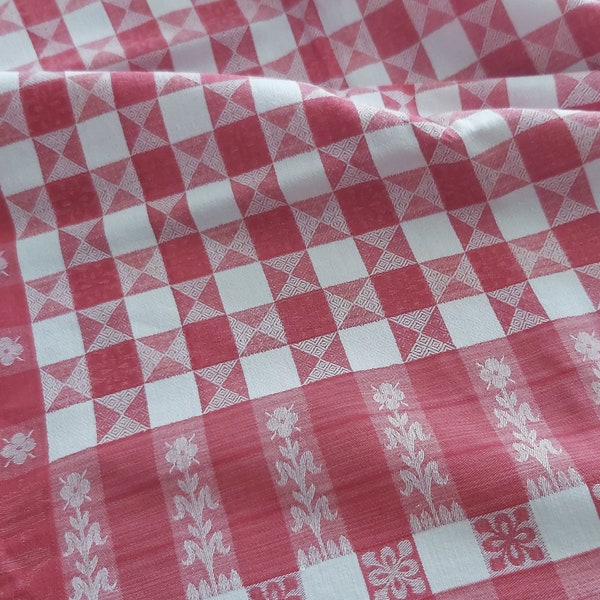 Nappe carrée ou tissu à coudre en coton damassé à carreaux rouges vintage français emblématique. Quelques petits trous. années 1950