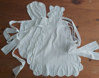 Un pacchetto di tre pezzi di autentici grembiuli per bambini francesi vintage fatti a mano, anni '30 circa. Costume/rievocazione/bambole/orsacchiotti