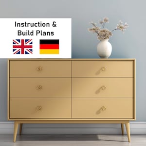 Puede incluir: Una cómoda de seis cajones con herrajes de color dorado. La cómoda está hecha de madera y tiene un acabado marrón claro. La cómoda está sentada en un suelo gris claro. La imagen también incluye un cartel que dice "Instruction & Build Plans" con las banderas del Reino Unido y Alemania.