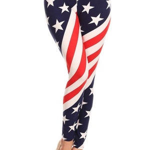 Könnte beinhalten: Blaue Leggings mit einem weißen und roten amerikanischen Flaggenmuster.