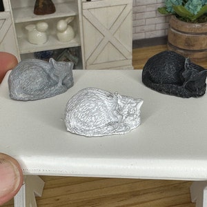 Miniature dollhouse cats, mini pets for dollhouse