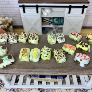 Miniature dollhouse cakes or miniature desserts, dollhouse food/treat accessories
