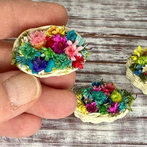 Miniature flower basket, mini colorful flower basket with dried flowers