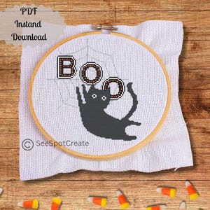 Schema punto croce gatto nero Halloween ricamo simpatico e divertente ragnatela Boo sentimento PDF facile principiante punto croce contato gotico goth