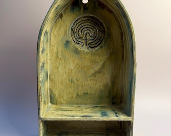 Altar mural laberíntico ojival: santuario de cerámica hecho a mano con laberinto de cobalto y esmalte luminoso.