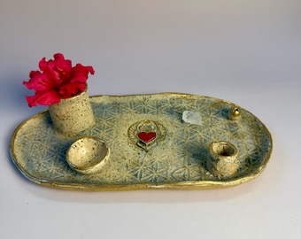 Juego de vajilla ritual Corazón de Escarabajo – Plato de altar de cerámica hecho a mano con jarrón, portavelas y cuenco, brillo dorado, estampado de la Flor de la Vida