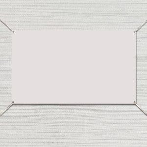 Puede incluir: Una pancarta blanca colgada de una pared texturizada con ojales en cada esquina.