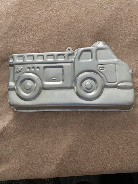 Wilton fire truck cake clearance pan