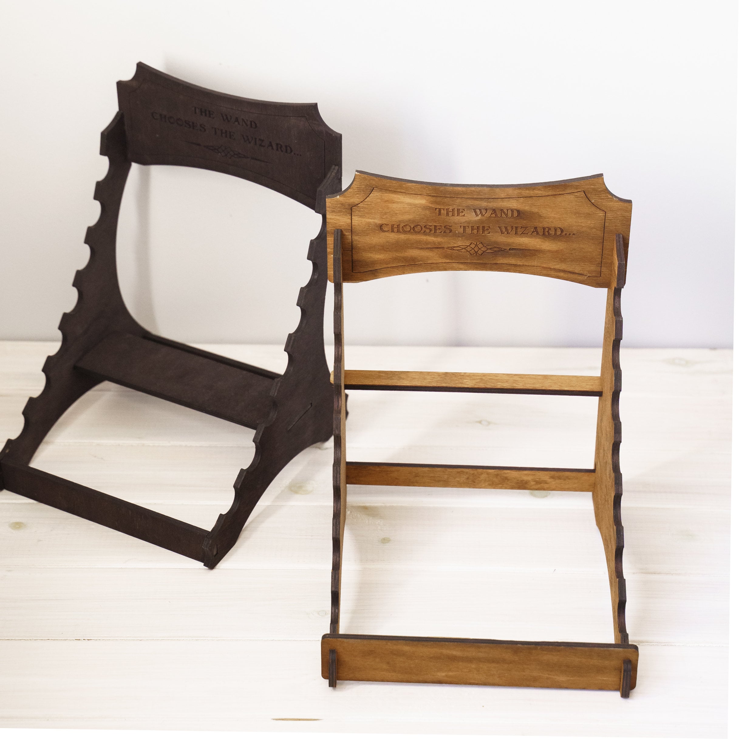 OLYCRAFT Présentoir à Baguettes Marron à 4 niveau Support de Présentation de Baguette Magique 12x6x15.7cm Support de Présentation de Baguette Sorcier en Bois pour Baguette Sorcier Collection